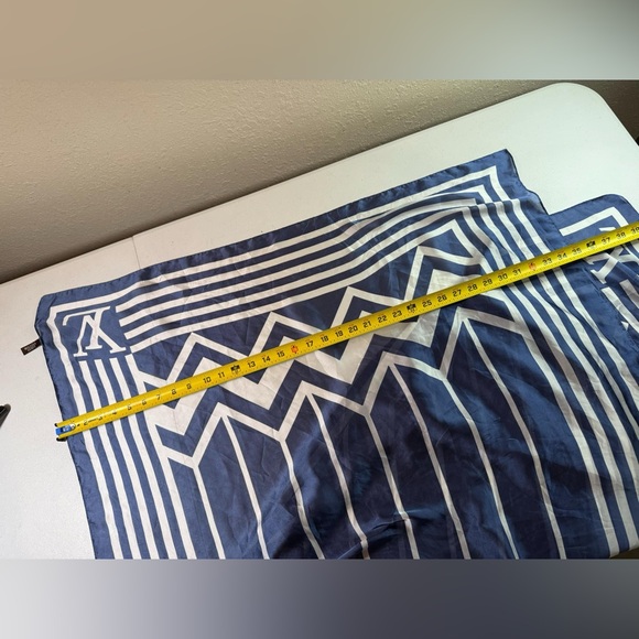 Louis Vuitton
Silk scarf
Very good condition
Blue, Silk - Picture 2 of 12